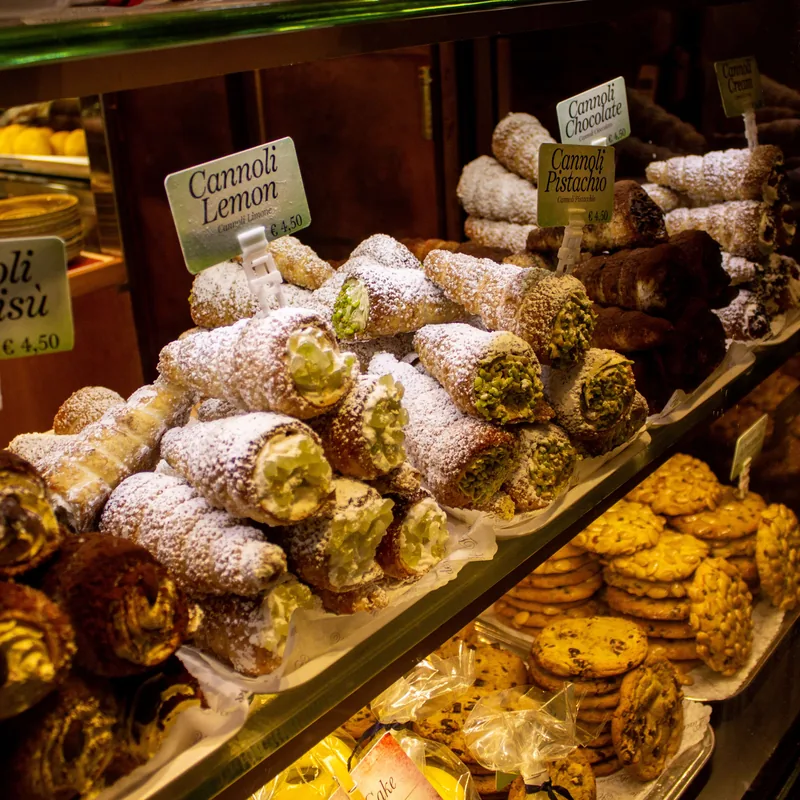 Dolci tipici lucani — calzoncelli e scarcelle — disposti su un vassoio