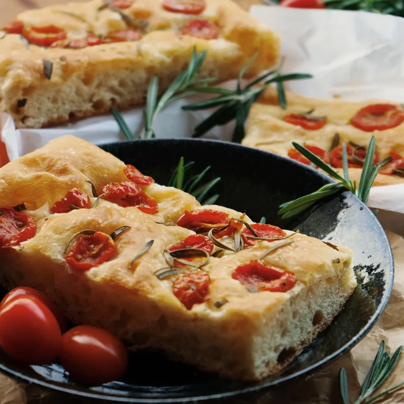 Focaccia fragrante con pomodorini appena sfornata