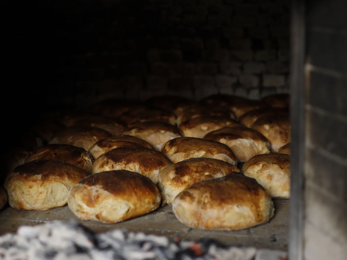 Il forno a legna acceso del Panificio Perrone con il pane in cottura