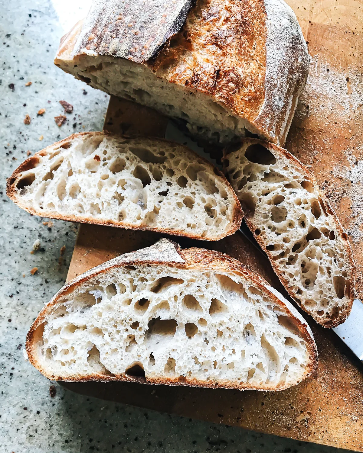 Sezione del pane che mostra la mollica gialla e alveolata
