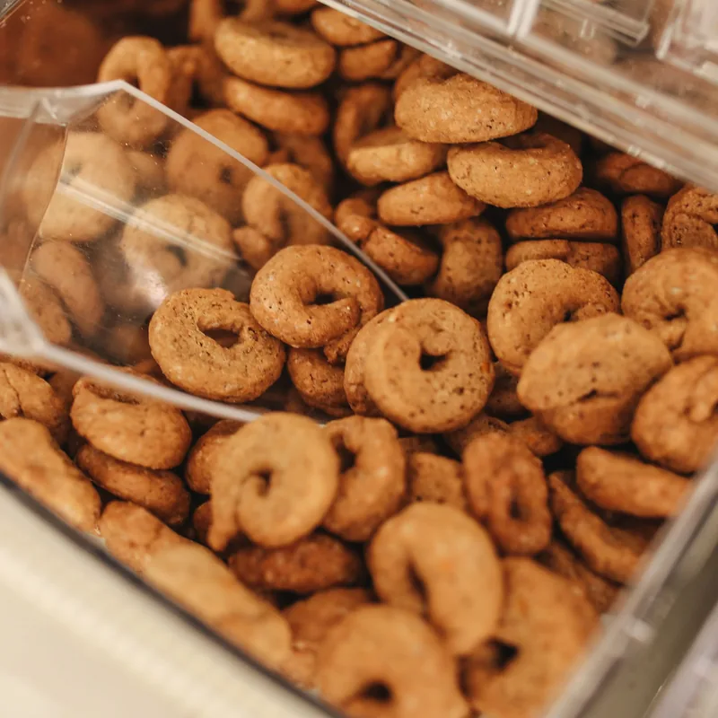 Taralli artigianali croccanti su un piatto di legno